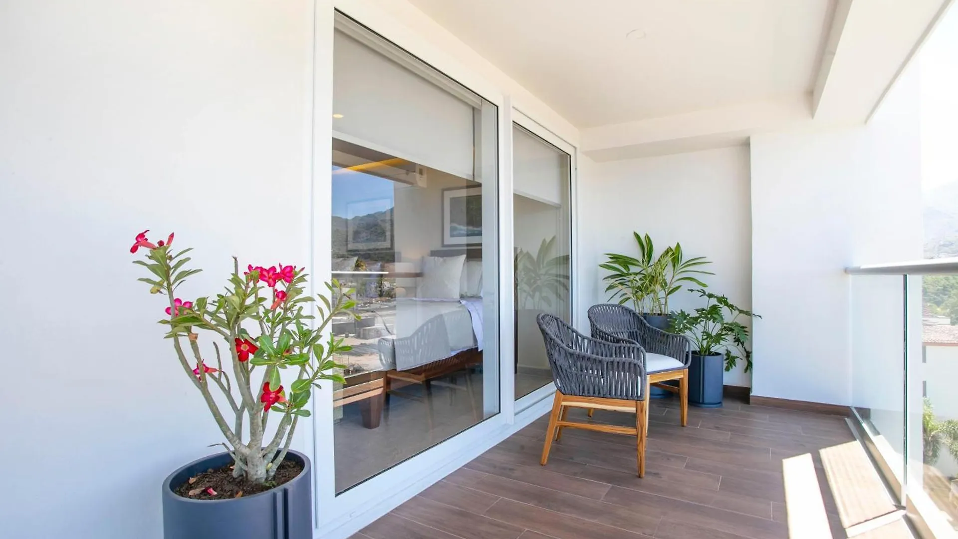 Prázdninový dům Vila Upscale Corner Unit With Large Wrap Around Balcony And Pools Puerto Vallarta