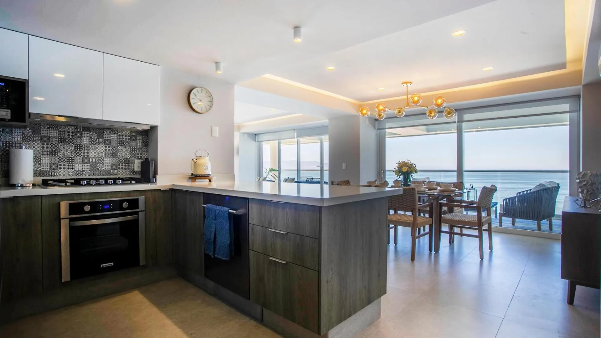펜션 푸에르토 발라타 Upscale Corner Unit With Large Wrap Around Balcony And Pools 빌라