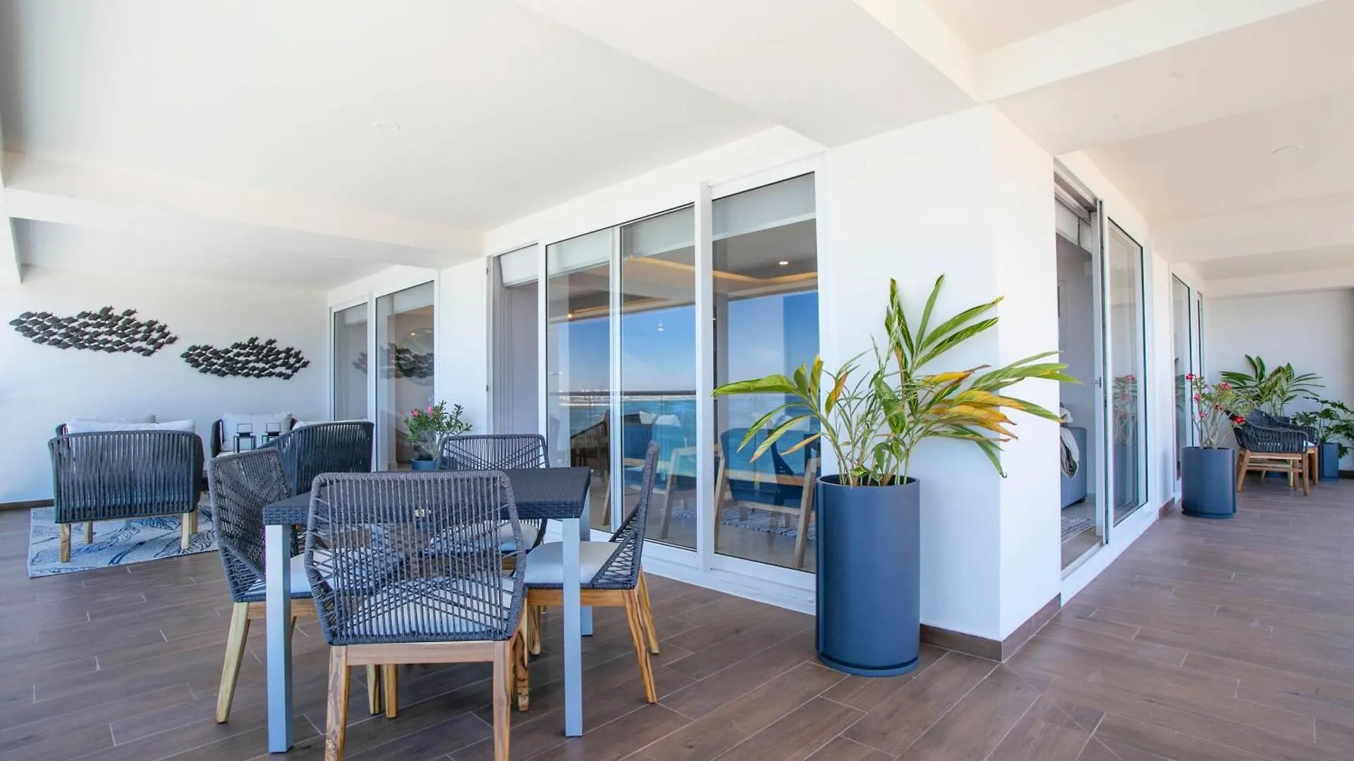 펜션 푸에르토 발라타 Upscale Corner Unit With Large Wrap Around Balcony And Pools 빌라