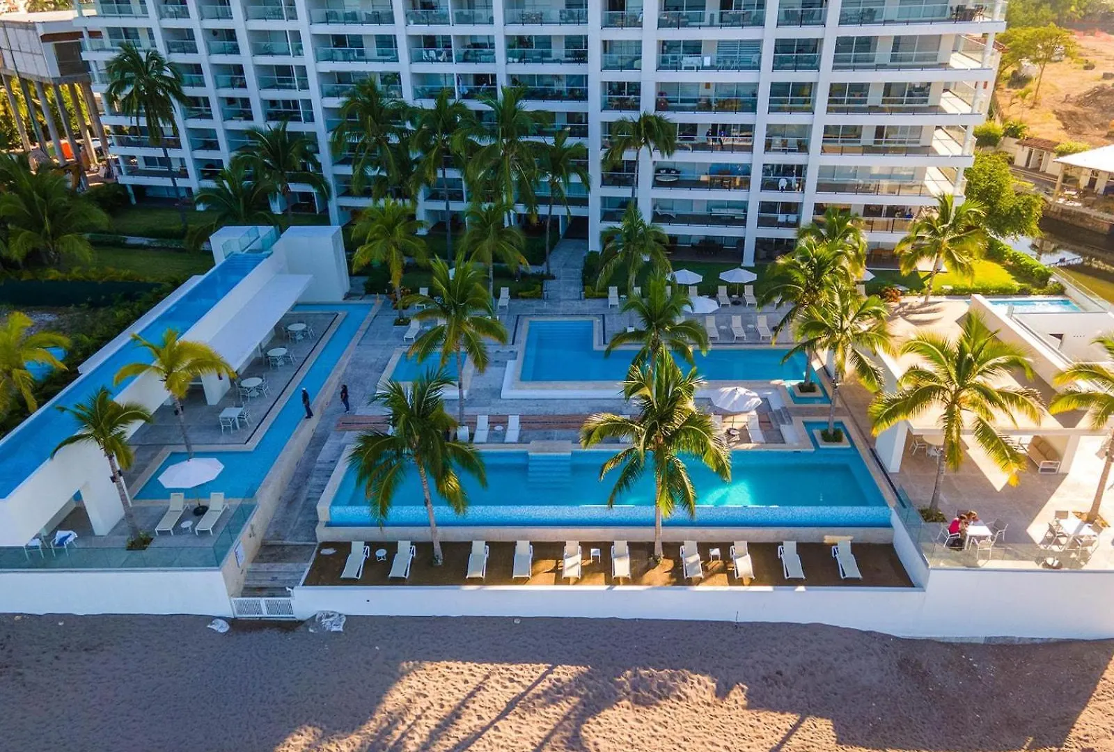 푸에르토 발라타 Upscale Corner Unit With Large Wrap Around Balcony And Pools 빌라 펜션 푸에르토 발라타